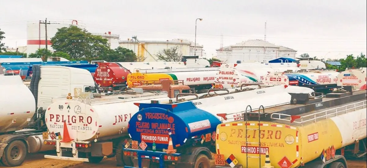 Gasolina vuelve a los surtidores, pero persisten riesgos logísticos