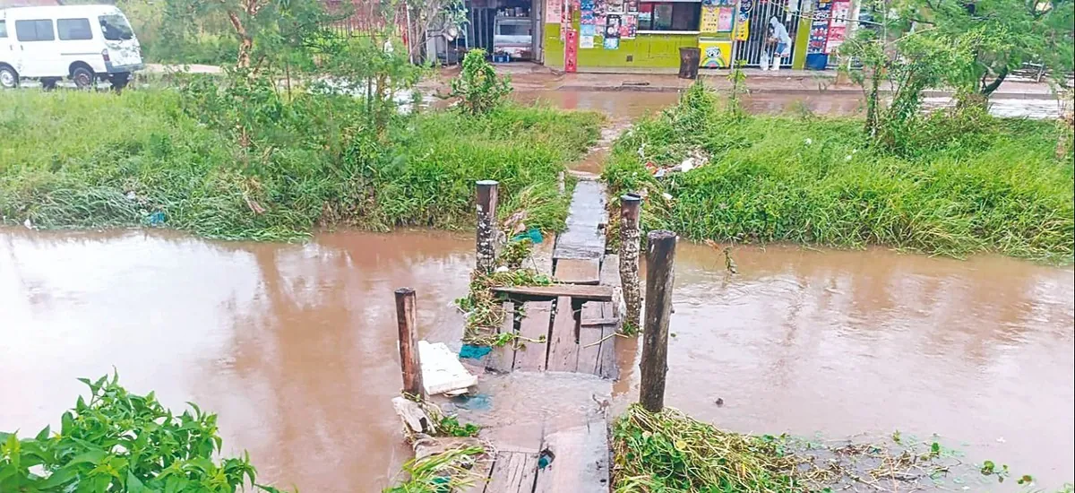 Canales de drenaje rebalsan por las lluvias y la gente padece la falta de micros