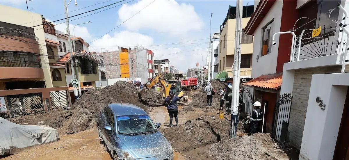 Intensas lluvias en el sur de Perú provocan deslizamiento que afecta carreteras y tránsito