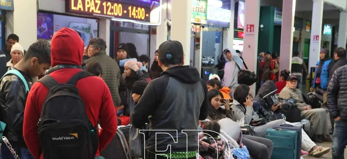 La falta de diésel obliga a retrasar las salidas de buses desde Santa Cruz