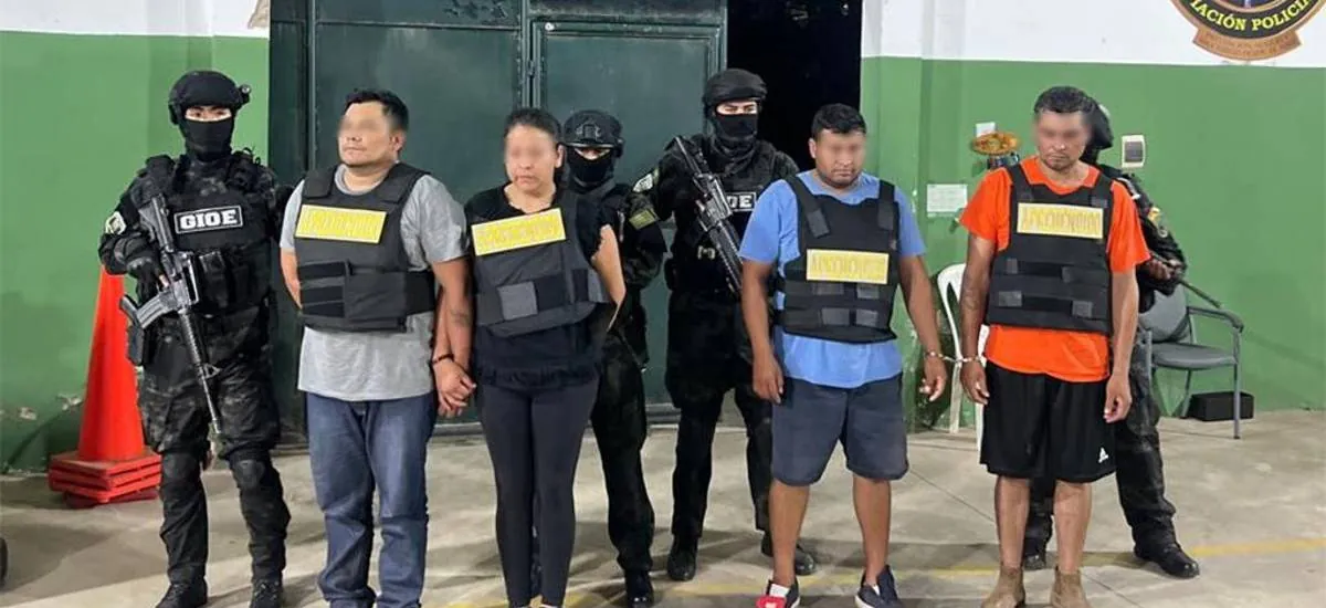 Policía presenta a seis hombres y una mujer a los que acusa del asesinato del subteniente Salazar