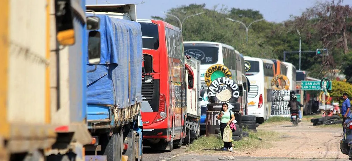 Filas por diésel: Dirigente del transporte cruceño dice que el presidente de YPFB no contesta y anuncia ampliado