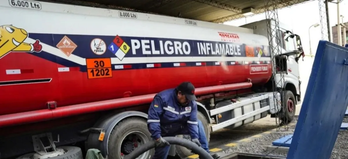 YPFB detecta anomalías en la distribución de casi un millón de litros de gasolina y aleja a su gerente en Potosí