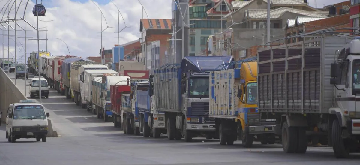 Tras dos semanas sin bloqueos en Bolivia, las filas por diésel y gasolina siguen sin solución