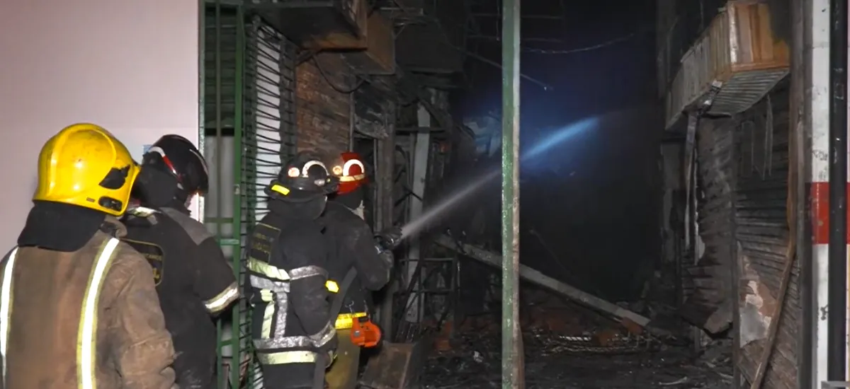 Solicitan ayuda con agua, combustible y alimentación para bomberos que combaten el incendio de la feria de Barrio Lindo