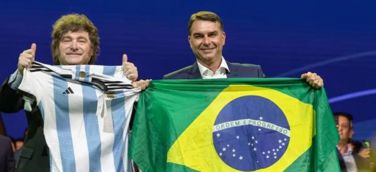 Javier Milei felicita a Flávio Bolsonaro por su ventaja sobre Lula en la primera vuelta en Brasil