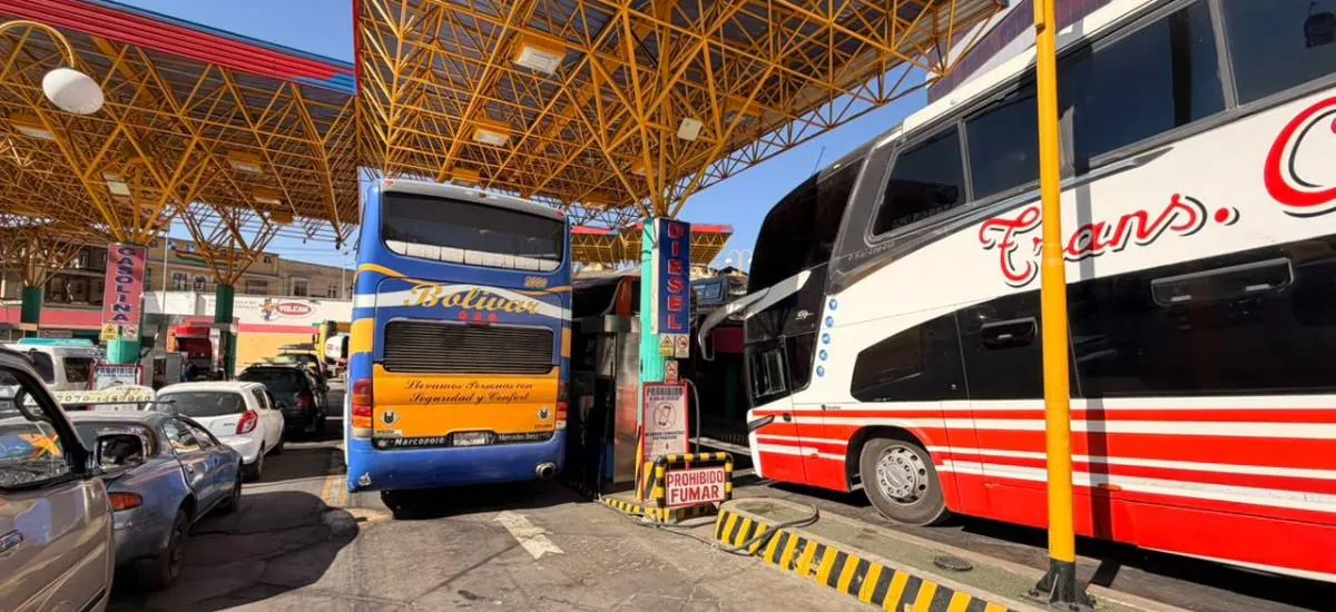 “Estamos tres días en la fila”: Transportistas denuncian que duermen en sus vehículos a la espera de diésel