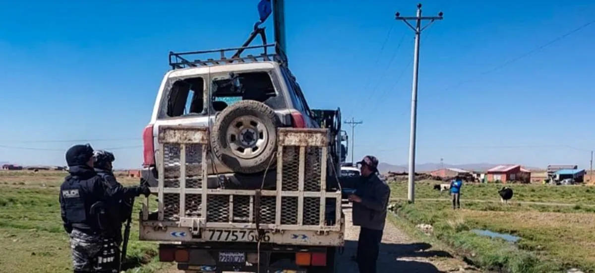 Apedrean vehículo de la Aduana en la carretera Laja–El Alto y dejan dos funcionarios heridos