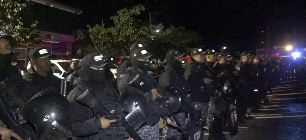 Militares y policías resguardan la ruta Cochabamba - Oruro - La Paz