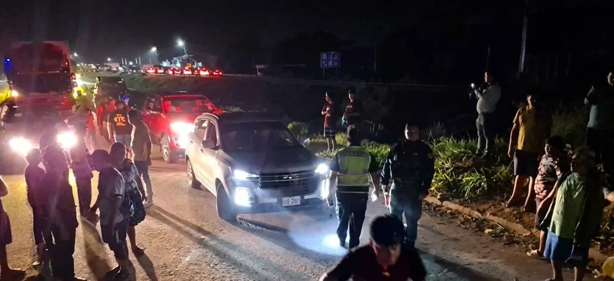 Yapacaní: Levantan bloqueo y conductores limpian las vías para avanzar a sus destinos