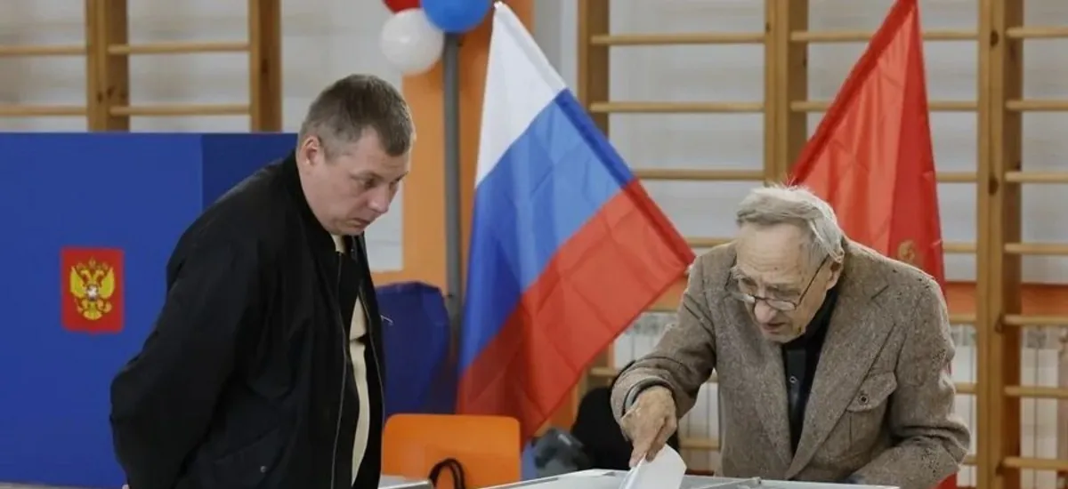 Los osos obligan a votantes en Siberia a ser trasladados en coche a colegios electorales