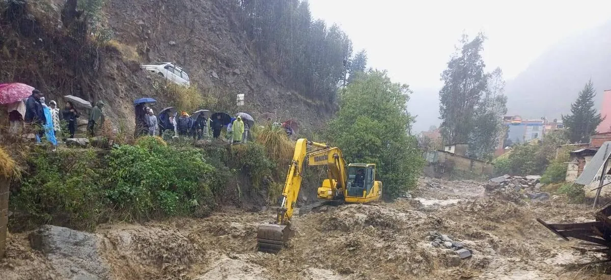 La Paz: Riada causa daños en calles y viviendas tras desborde de un río en Quime
