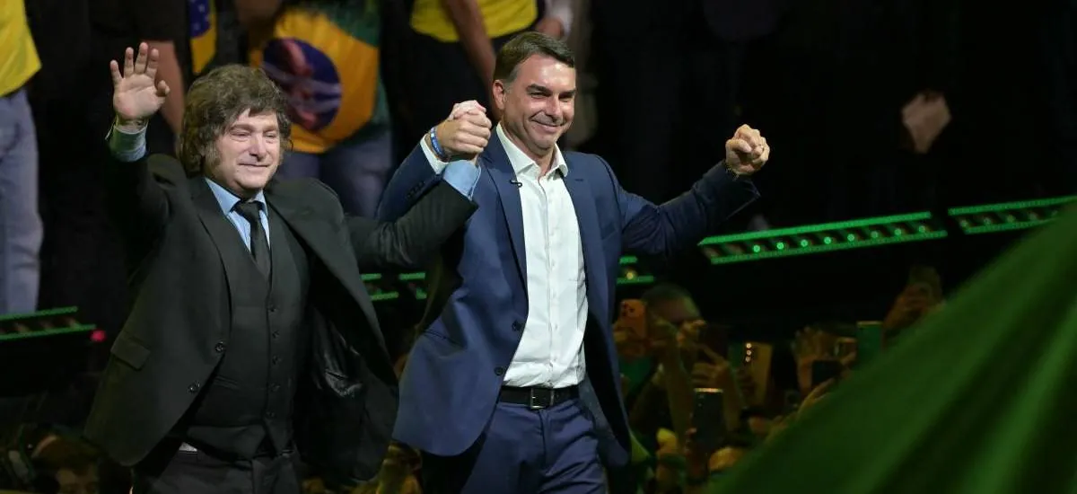 Milei se estrella contra Lula y pide a Flávio Bolsonaro “parar a la basura socialista” en Brasil