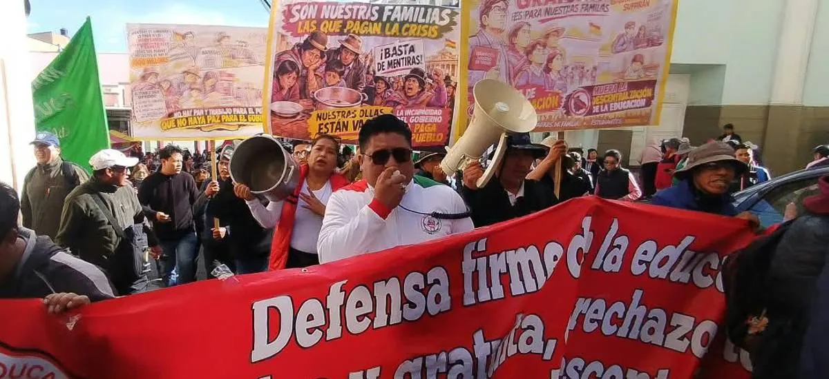 Maestros urbanos salen en marcha en La Paz en medio del Estado de excepción y ante presencia policial