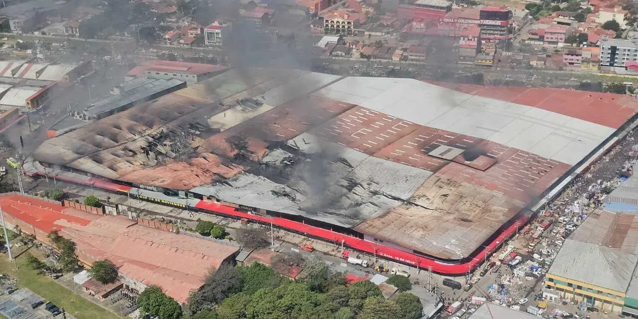 Un día después se mantiene el fuego en Barrio Lindo; el mercado cruceño será derruido