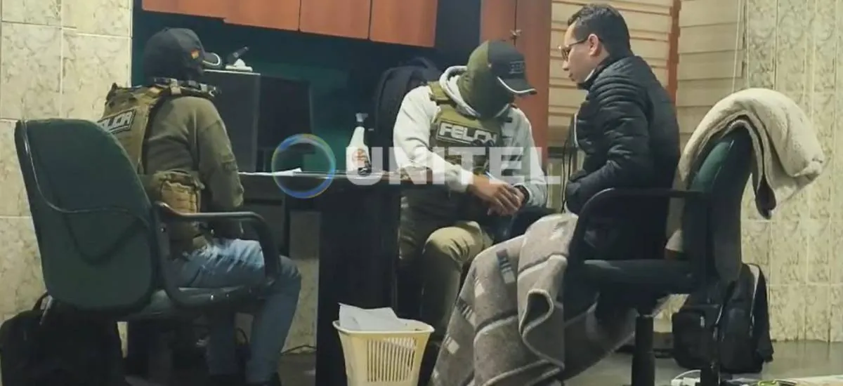 Con una colcha y brindando su declaración, así fue retratado el fiscal departamental de Santa Cruz tras su aprehensión