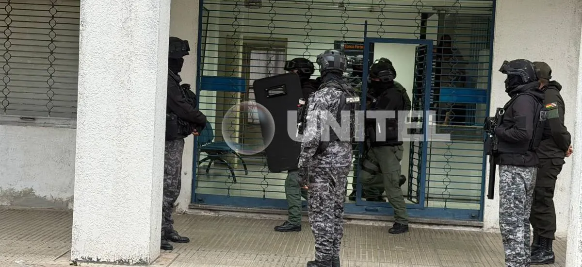 Investigan un intento de robo en una entidad financiera en pleno centro cruceño