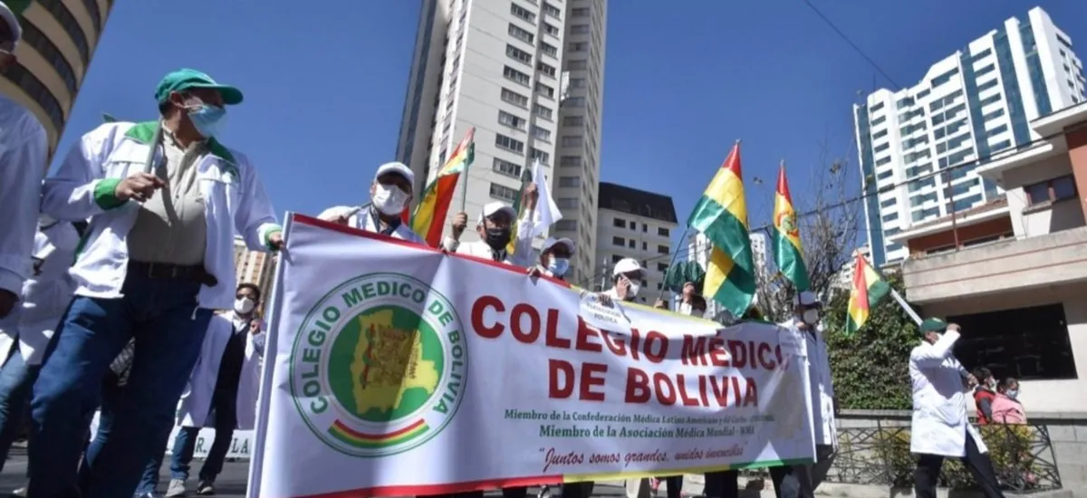Colegio Médico se declara en emergencia nacional y da 24 horas al Gobierno para pagar salarios