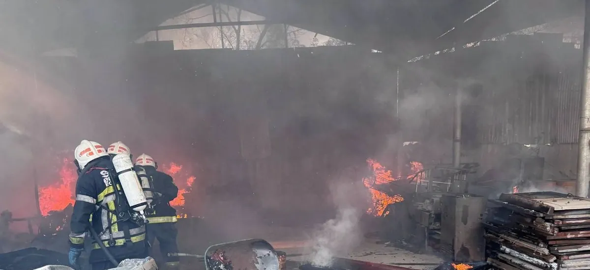 Incendio consume tres depósitos de la alcaldía de Cochabamba