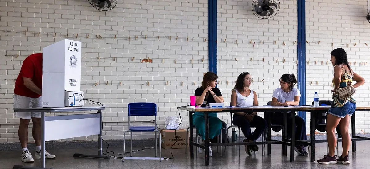 Cierran los colegios electorales en Brasil y empieza el recuento de votos