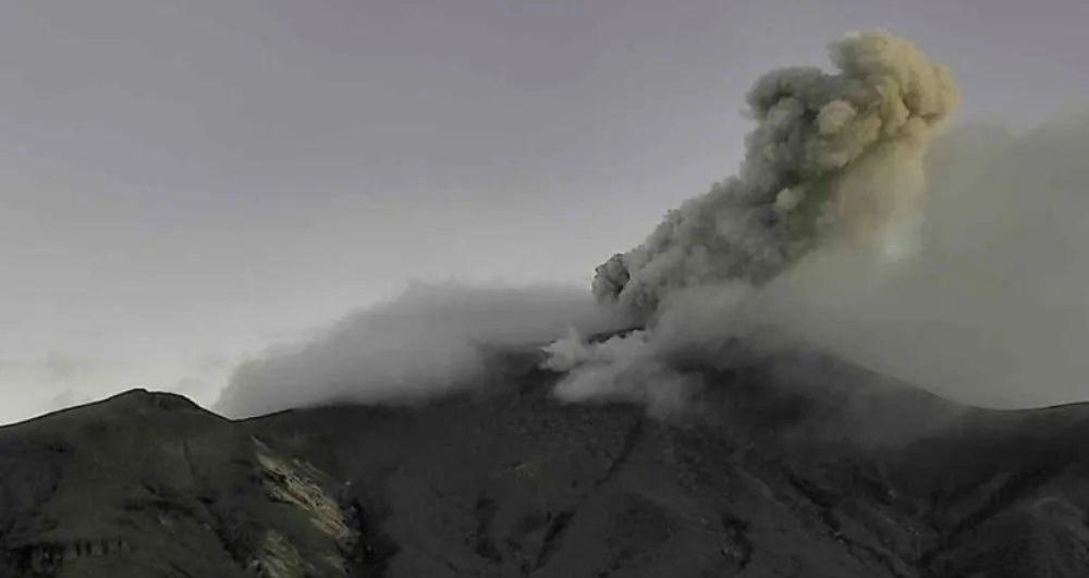 En plena emergencia por el terremoto en Colombia, el volcán Puracé emite ceniza y gases
