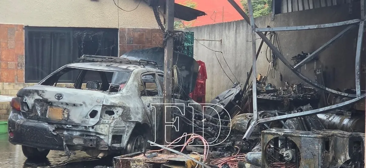 Incendio consume un taller mecánico: el propietario sufrió quemaduras leves y logró salvar un vehículo