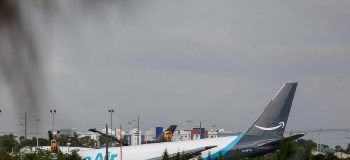 Avión de carga de Amazon se sale de la pista en Miami: hay cinco muertos
