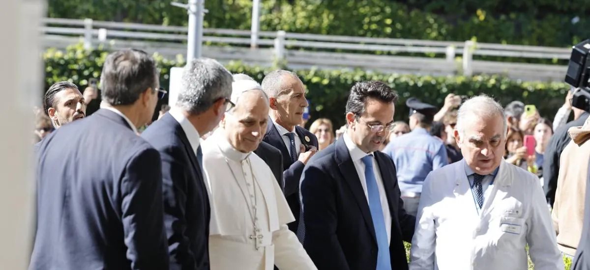 El papa ingresa caminando al hospital Gemelli donde este martes será operado de un nódulo pulmonar