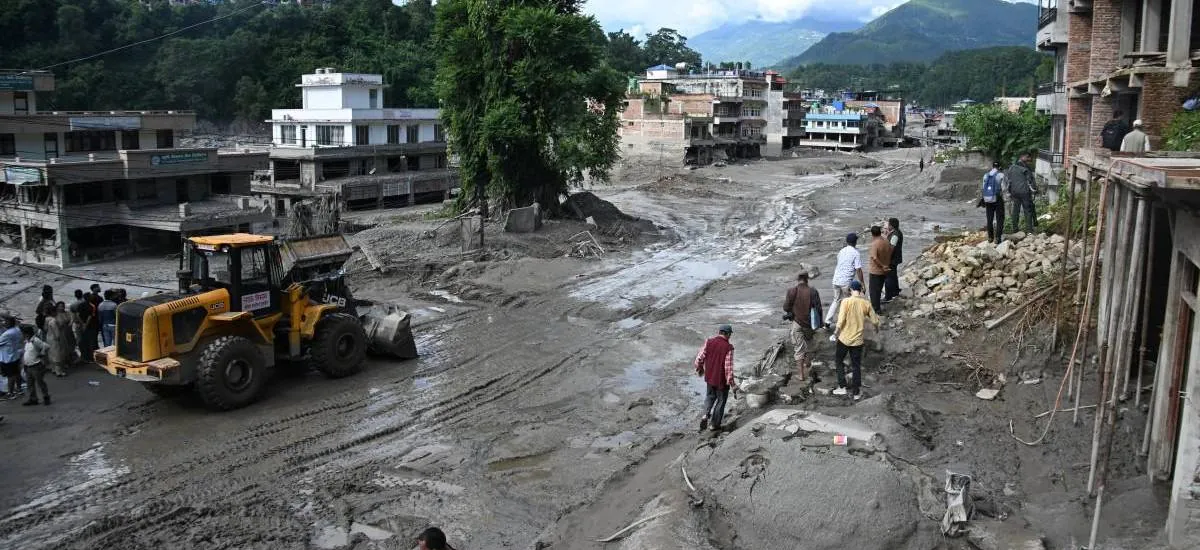 Desaparecidos por mortal alud entre Nepal y China superan los 2.400
