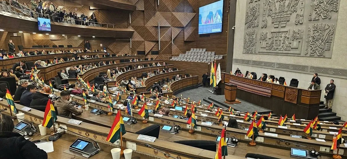 Legisladores de cinco facciones respaldan a Zamora y piden el alejamiento de Espinoza