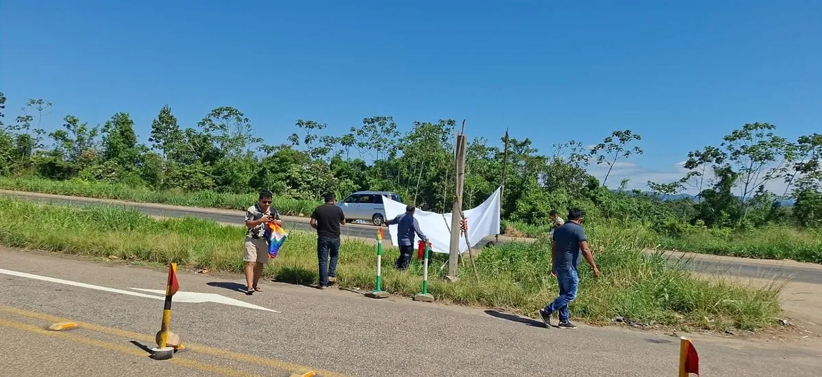 Arrestan a tres personas por colocar una tranca ilegal y cobrar peaje en Yapacaní