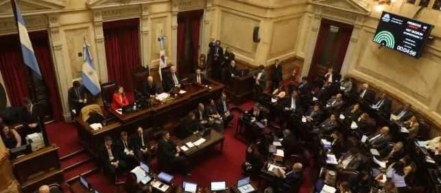 El Senado de Argentina aprueba polémica ley de propiedad privada en medio de protestas