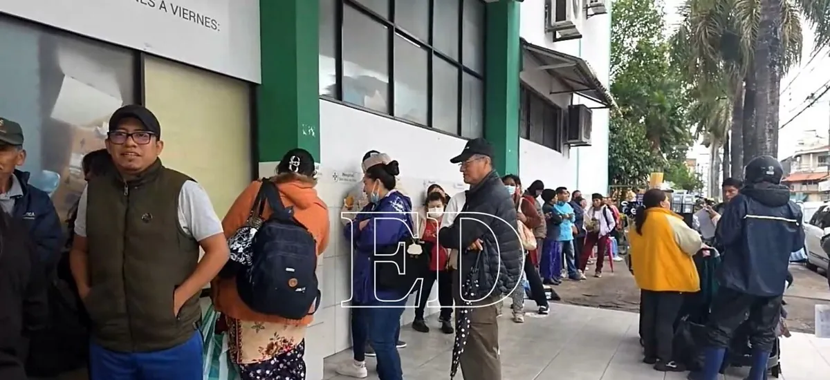 Pese a las fichas digitales, pacientes madrugan para conseguir atención en el hospital San Juan de Dios