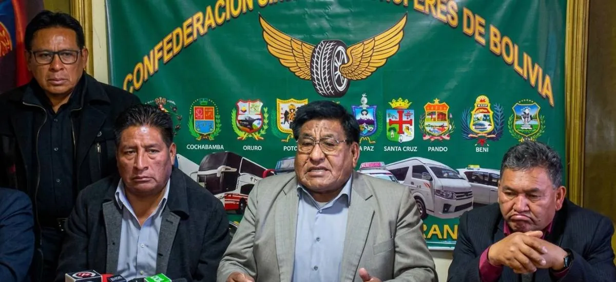 Choferes de Bolivia rechazan la eliminación de la subvención al diésel y definirán medidas este martes en Santa Cruz