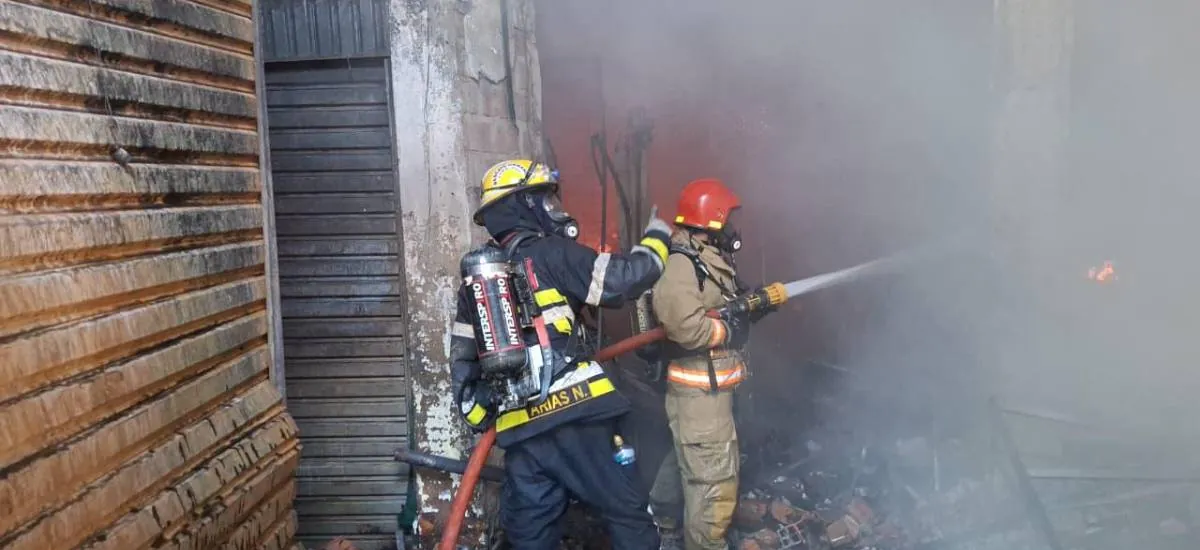 Gobernación pide 2.000 litros de combustible para carros bomberos que combaten incendio en la Feria Barrio Lindo