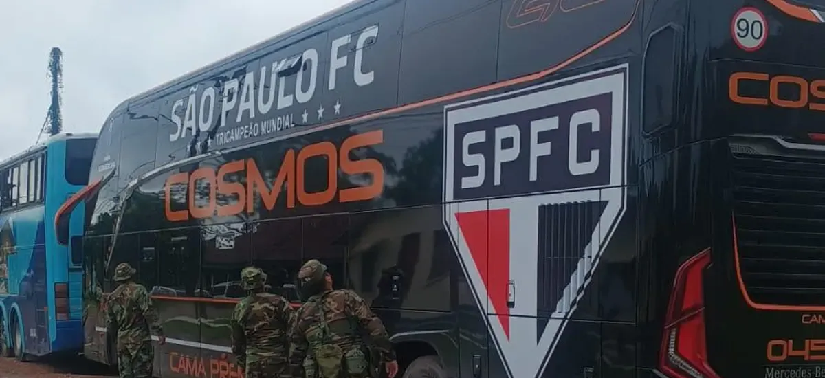 ¿Qué se sabe del bus con escudo del São Paulo FC que fue detenido por la Policía en Bolivia?