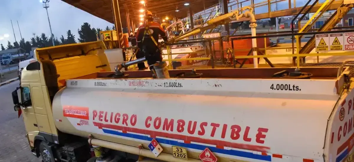 “Ya no se carga ni un litro más de combustible mientras no baje el presidente”, advierten cisterneros que exigen reunión con Paz