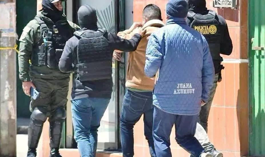 El exfiscal superior Irusta ya está en la cárcel de Patacamaya; el policía Aparicio llegó a Chonchocoro