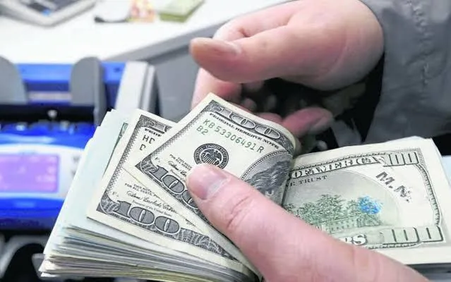 Tras medidas del BCB, el dólar oficial baja más de 20 centavos para este jueves