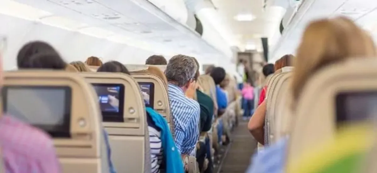 El pasajero que casi sale despedido de un avión sigue hospitalizado, pero fuera de peligro
