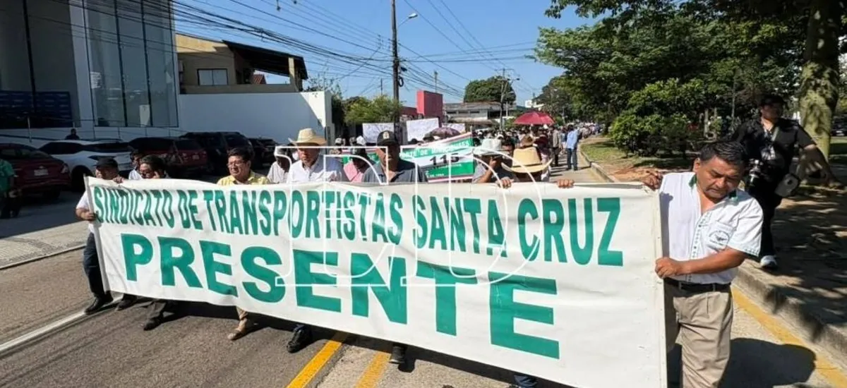Micreros de Santa Cruz de la Sierra marchan en contra del DS 5716 y exigen una tarifa transitoria del pasaje