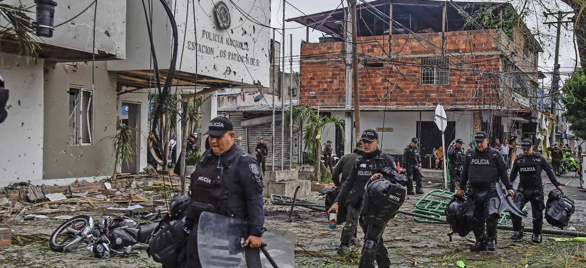 Coche bomba contra estación de policía de Colombia deja un muerto y 11 heridos