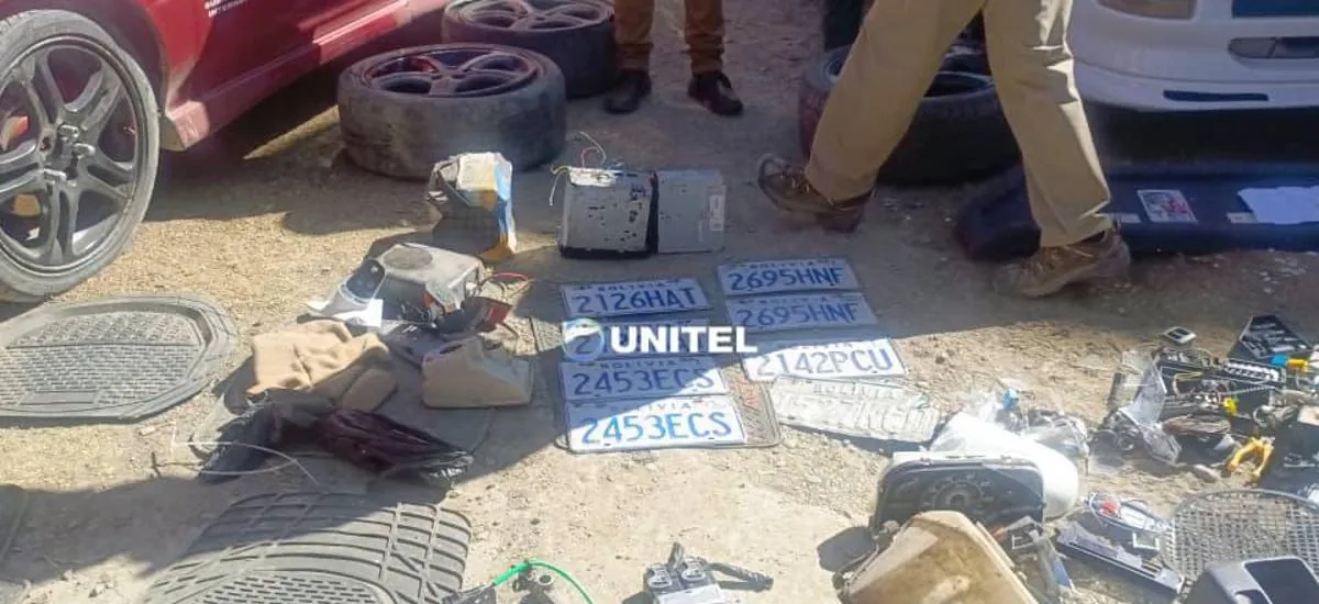 Hallan un vehículo robado, autopartes y placas en una vivienda de la zona sur de La Paz