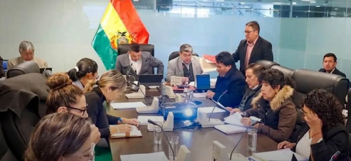 Comisión aprueba crédito del FMI y pasa informe al pleno; Diputados sesionarán el jueves
