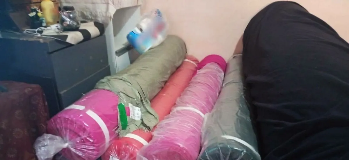 Policía recupera 43 rollos de tela robados y captura a madre e hija