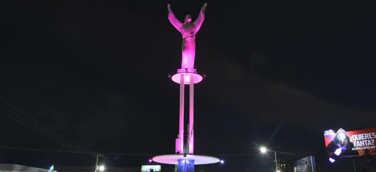 Santa Cruz se tiñe de rosa: iluminan el Cristo y la plaza 24 de Septiembre para promover la prevención del cáncer de mama