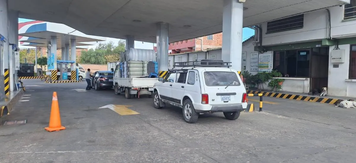 Vuelven las filas por gasolina en el eje troncal del país y provocan embotellamientos en varias zonas