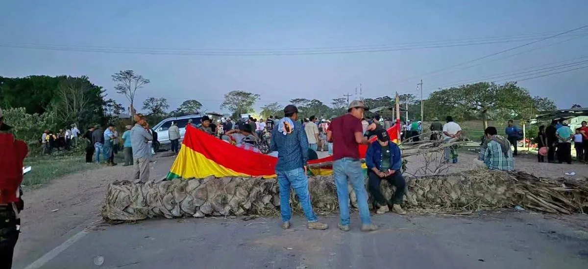 El bloqueo por el diésel paraliza el transporte y causa perjuicios en la ruta Santa Cruz - Trinidad