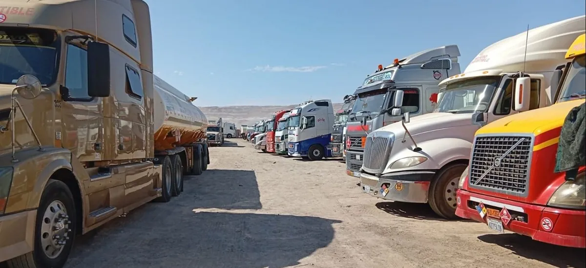 Transportistas bolivianos denuncian que 300 cisternas con diésel llevan hasta seis días varadas en Arica