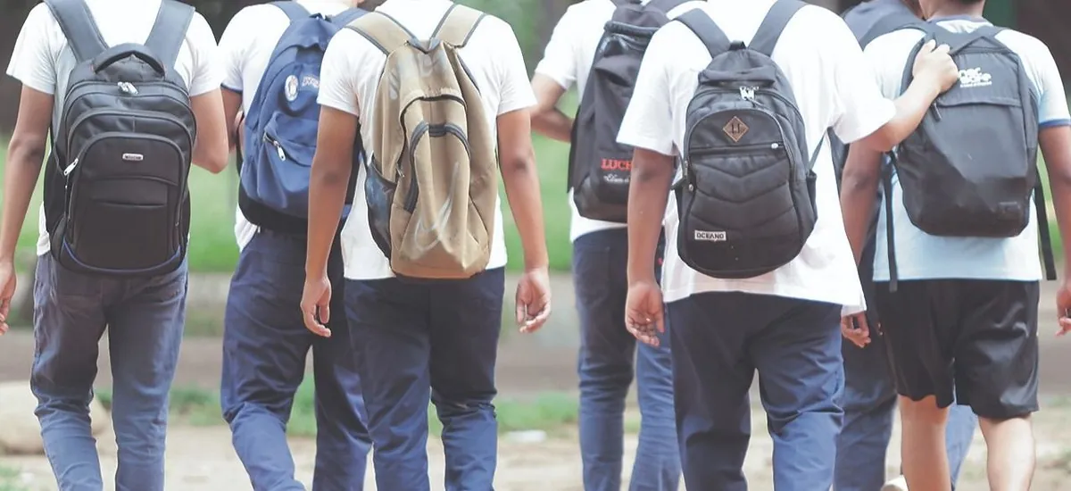 Sorprenden en una unidad educativa a un menor de 12 años con un arma de fuego